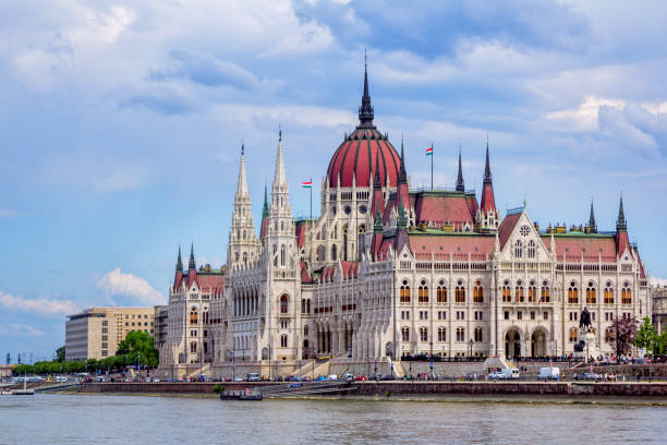 vue de budapest avec le beau bâtiment célèbre de parlement et le danube - budapest danube river cruise hungary photos et images de collection