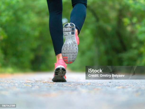Mujer Corriendo En El Bosque Primer Plano De Las Zapatillas Foto de stock y más banco de imágenes de Correr