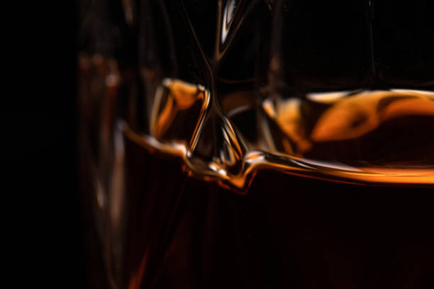 close-up whiskey glass detail of an alcoholic beverage - whisky cocktail alcohol glass imagens e fotografias de stock