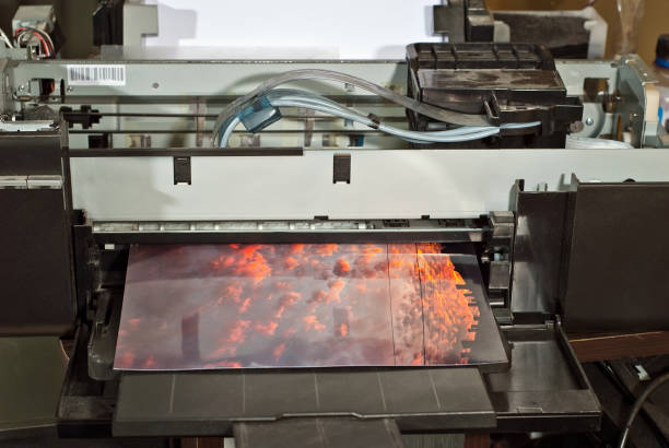 vecchia stampante rotta in officina. il concetto di pulizia e calibrazione delle stampanti. tramonto e cielo rosso con nuvole nella foto. pittoresca foto naturalistica stampata su attrezzature da stampa. - photobusiness foto e immagini stock