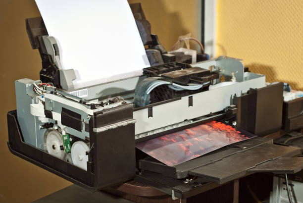 vecchia stampante rotta in officina. il concetto di pulizia e calibrazione delle stampanti. tramonto e cielo rosso con nuvole nella foto. pittoresca foto naturalistica stampata su attrezzature da stampa. - photobusiness foto e immagini stock