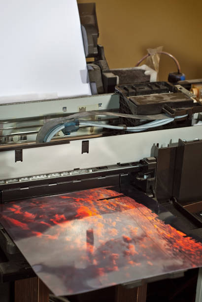 vecchia stampante rotta in officina. il concetto di pulizia e calibrazione delle stampanti. tramonto e cielo rosso con nuvole nella foto. pittoresca foto naturalistica stampata su attrezzature da stampa. - photobusiness foto e immagini stock