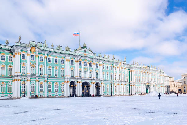 러시아 상트페테르부르크의 서리가 내린 겨울날, 궁전 광장에 있는 겨울 궁전 건물 에르미타주 박물관 - 3148 뉴스 사진 이미지