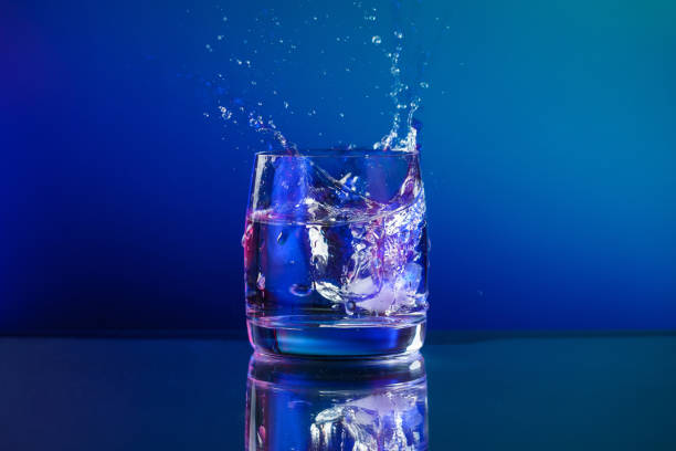 agua pura salpicando de vidrio - water flowing water pouring ice fotografías e imágenes de stock