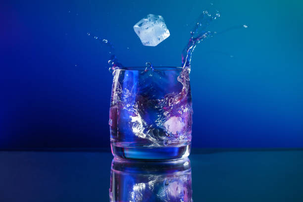 pure water splashing out of glass - drink ice splashing spray imagens e fotografias de stock