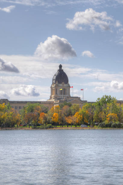 vertical of legislature building in regina, saskatchewan - built structure building exterior parliament building regina imagens e fotografias de stock