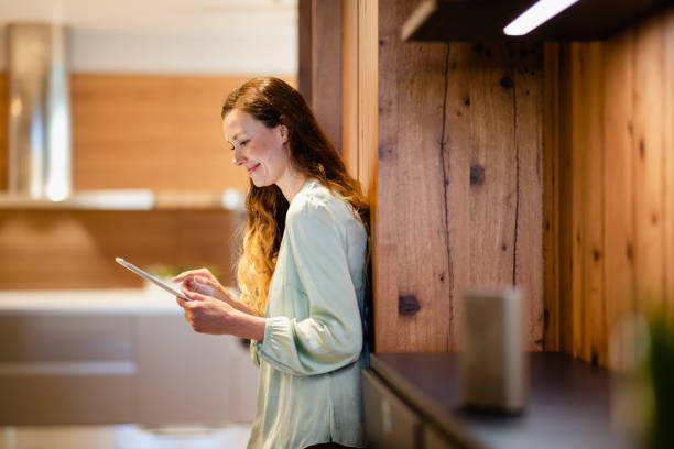 istock Keeping up to Date on Social Media 1187181943