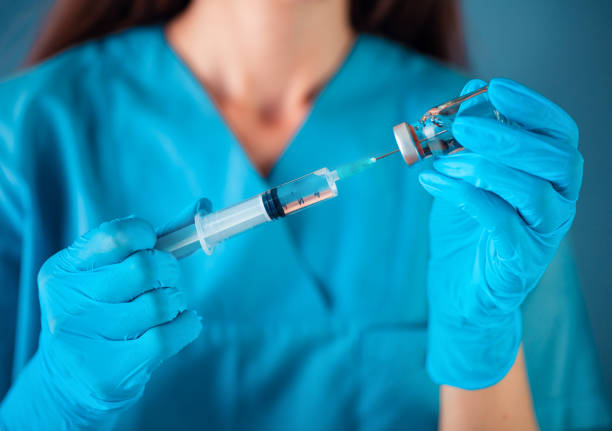 seringa, injeção médica na mão. equipamento de vacinação - injeção insulina luva - fotografias e filmes do acervo