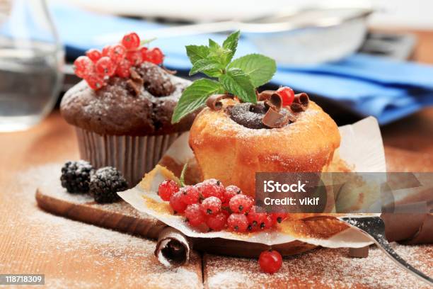 Deliciosos Pasteles De Esponja Foto de stock y más banco de imágenes de Al horno - Al horno, Alimento, Azúcar en polvo