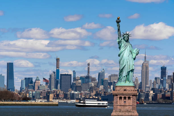 статуя свободы над сценой нью-йоркского городского пейзажа - statue of liberty usa new freedom стоковые фото и изображения