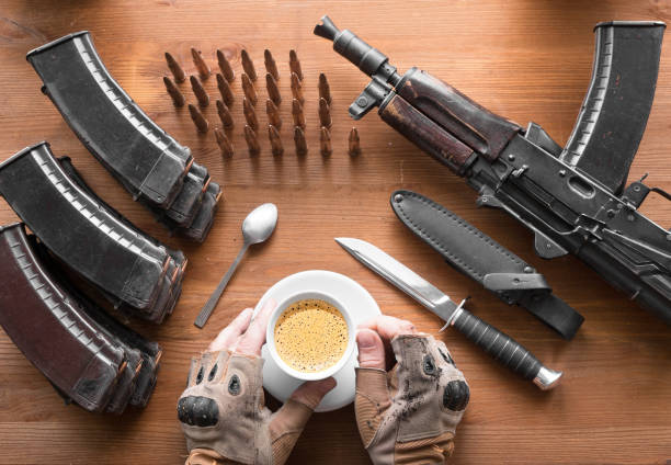 手はコーヒーを一杯持っている。 - armed forces human hand rifle bullet ストックフォトと画像