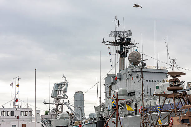 navi con equipaggiamento radar - sea safety antenna radar foto e immagini stock