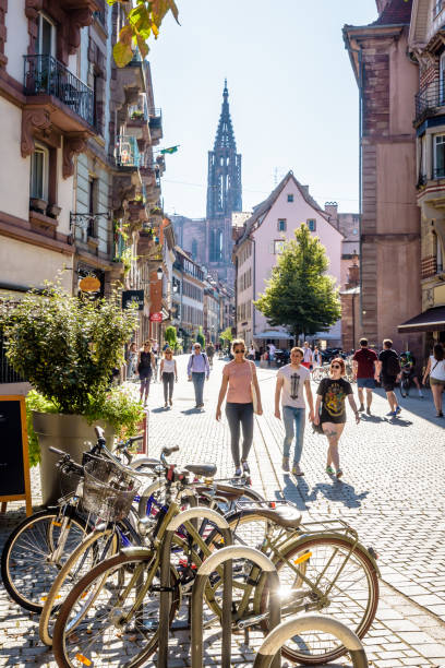 les gens se promènent dans la rue des juifs à strasbourg, france. - strasbourg france cathedrale notre dame cathedral europe photos et images de collection