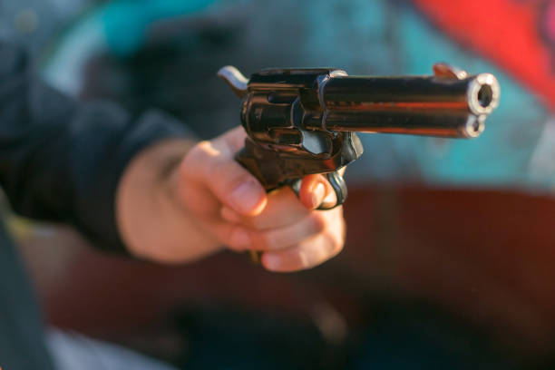criminel tenant une réplique d'arme à feu à la fusillade - gun handgun violence kidnapping photos et images de collection
