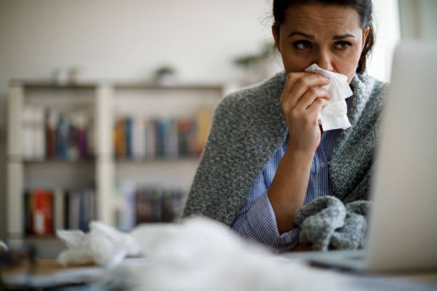 женщина дует нос - cold and flu flu virus sneezing illness стоковые фото и изображения