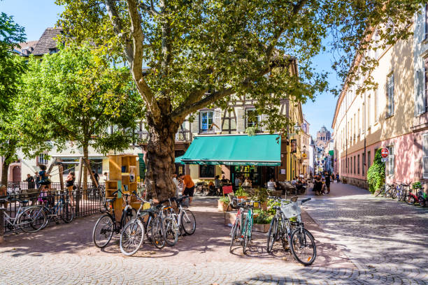 place des orphelins en el distrito histórico de estrasburgo, francia. - european culture architecture strasbourg france alsace fotografías e imágenes de stock