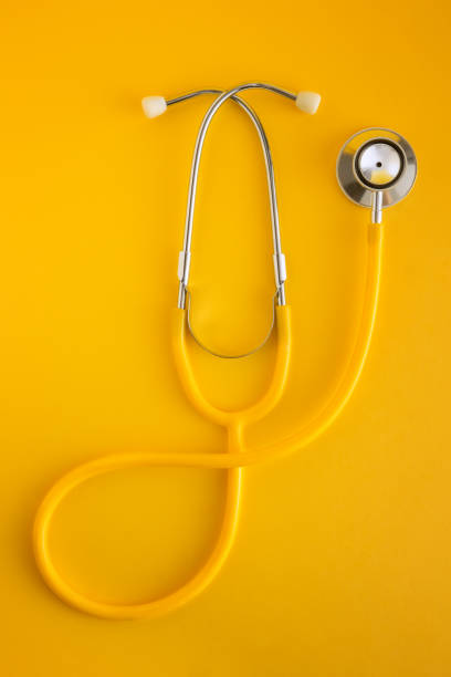 estetoscópio no fundo amarelo - stethoscope medical instrument isolated single object - fotografias e filmes do acervo