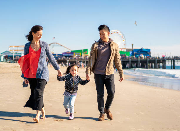 familie zu besuch am strand von santa monica - santa monica city of los angeles los angeles county santa monica pier stock-fotos und bilder