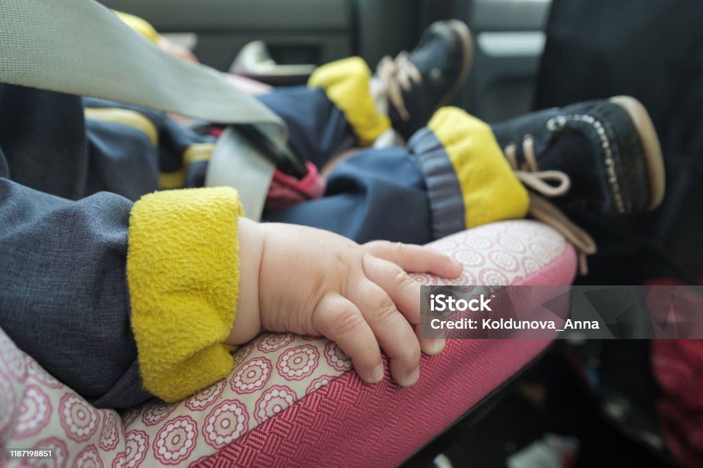 bebé durmiendo en el asiento del coche. Sin rostro - Foto de stock de Bebé libre de derechos