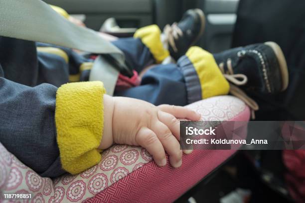 Bebé Durmiendo En El Asiento Del Coche Sin Rostro Foto de stock y más banco de imágenes de Bebé - Bebé, Coche, Interior del coche