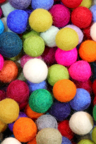 bolas de feltro coloridas - felt wool sphere textile - fotografias e filmes do acervo