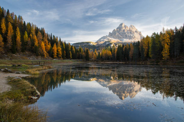 cores do outono no lago alpino antorno (lago antorno) em dolomites italianos com reflexão de tre cime di lavaredo, misurina, italy - tirol season rock mountain peak - fotografias e filmes do acervo