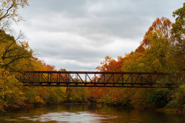autumn bridge - columbus park imagens e fotografias de stock