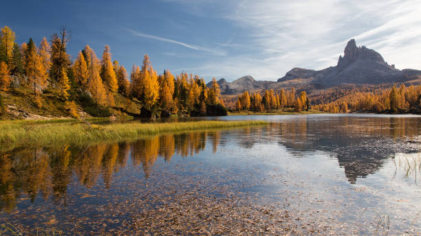 lago federal bonito (lago di federa) com pico de dolomites no outono - tirol season rock mountain peak - fotografias e filmes do acervo