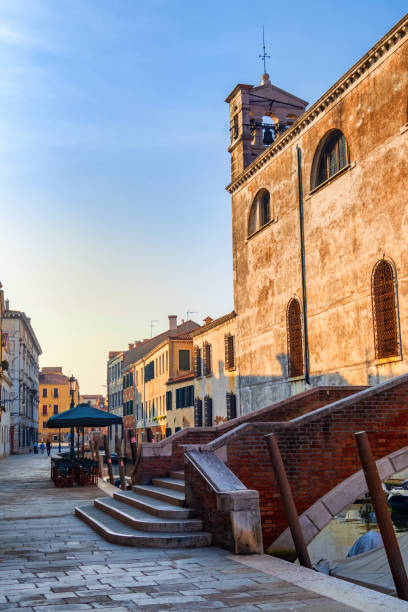 ヴェネツィア、イタリア。サン・マルツィアレ教会の橋と鐘のゲーブル - bell gable ストックフォトと画像