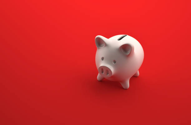 visão da perspectiva do ângulo elevado de um piggybank pequeno sobre o fundo vermelho - iou - fotografias e filmes do acervo