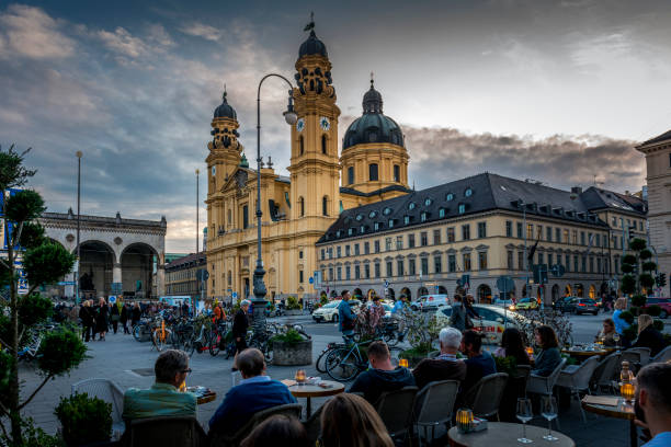 odeonsplatz a monaco di baviera la sera - chiesa dei frati teatini foto e immagini stock