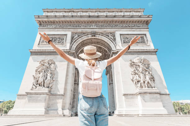 glücklich asiatische touristenmädchen genießt den blick auf den majestätischen und berühmten arc de triomphe oder triumphbogen. solo reise und reise nach paris und frankreich - siege of paris stock-fotos und bilder