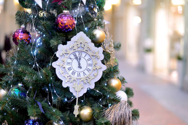 horloge décorative de carton et jouet de boule comme jouets de noel - anatolya photos et images de collection