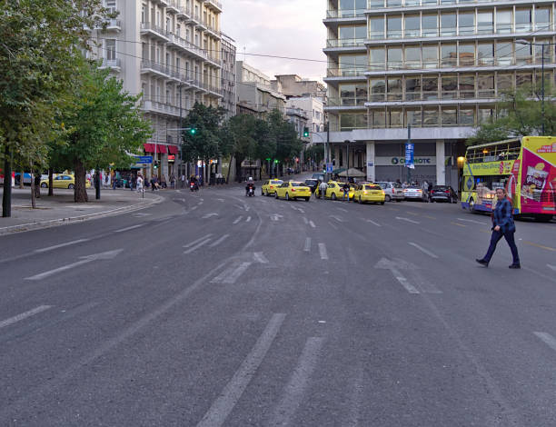 athènes / grèce - 02 novembre 2019: place syntagma, passage piétonnier dans la rue. - syntagma square photos et images de collection