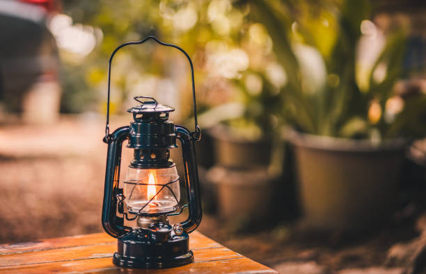 linterna vintage colgando en la mesa en la noche - kerosene oil fotografías e imágenes de stock