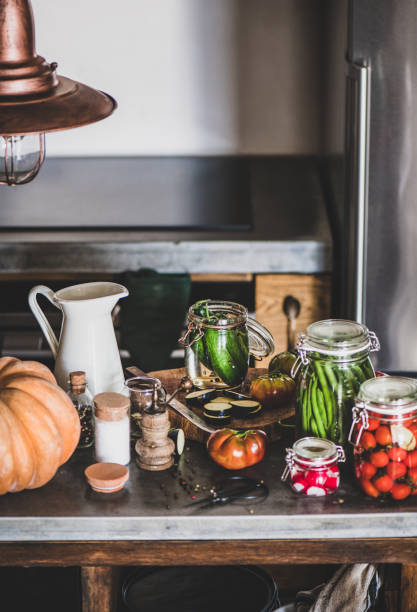 zutaten und gläser mit hausgemachten gemüsekonserven - rustic domestic kitchen canning vegetable stock-fotos und bilder