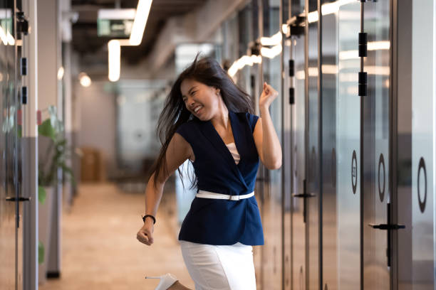 성공을 축하하는 흥분 아시아 사업가, 사무실 복도에서 춤 - jumping business women dancing 뉴스 사진 이미지