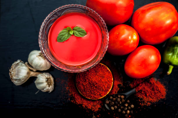 salsa piccante di pomodoro fresco agrodolce in una ciotola di vetro insieme ad alcuni pomodori freschi crudi, peperoncini verdi, aglio, peperone rosso in polvere, sale e anche un po 'di pepe nero. - ketch foto e immagini stock