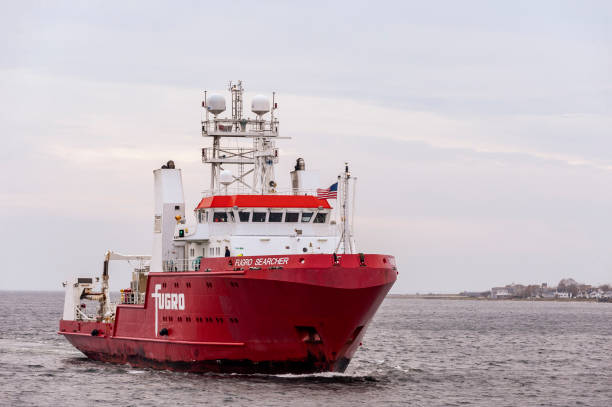 nave geofisica fugro searcher che attraversa il porto esterno di new bedford - searcher foto e immagini stock