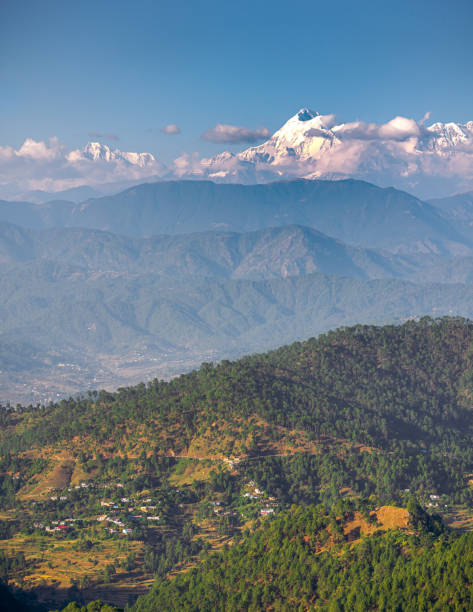 blick auf das nanda devi gebirge von kausani - devi stock-fotos und bilder