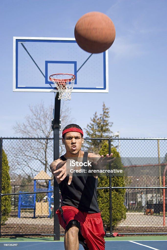 Uomo passa il basket - Foto stock royalty-free di Basket