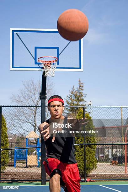 Uomo Passa Il Basket - Fotografie stock e altre immagini di Basket - Basket, Passare, Palla da pallacanestro