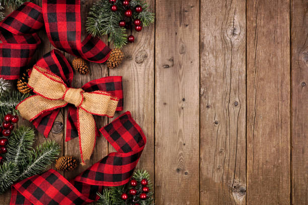 赤と黒のチェックバッファローチェックリボン、バーラップと枝、木の背景に頭上のビューとクリスマスサイドボーダー - holiday greetings ストックフォトと画像