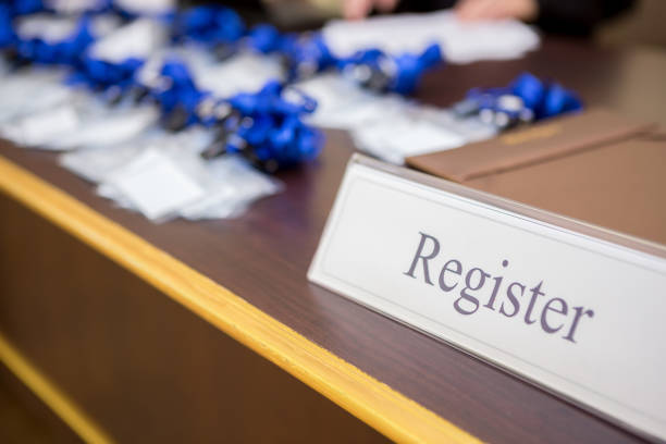 punto di registrazione sul banco informazioni di fronte alla sala seminari - iscrizione foto e immagini stock