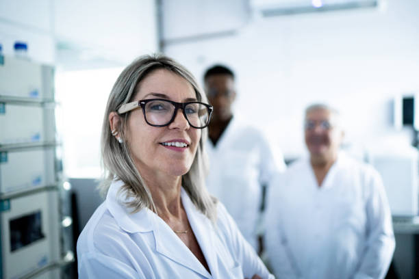 retrato de científico sonriente mirando la cámara - women mature adult working doctor fotografías e imágenes de stock