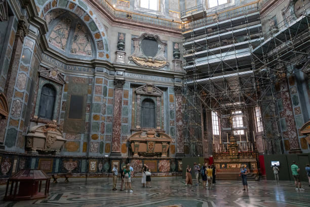 panoramiczny widok na wewnętrzną kopułę kaplic medici (cappelle medicee) - view from altar zdjęcia i obrazy z banku zdjęć