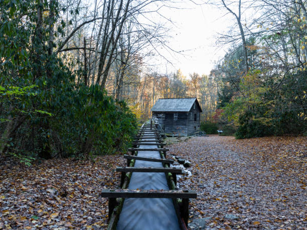 mingus mill cerca de cherokee - blue ridge mountains mountain range north carolina tennessee fotografías e imágenes de stock