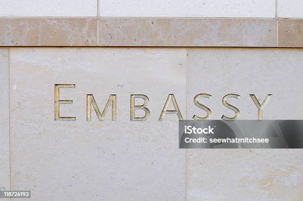 Embaixada Sinal - Fotografias de stock e mais imagens de Arquitetura - Arquitetura, Caraterística Arquitetural, Dourado - Cores