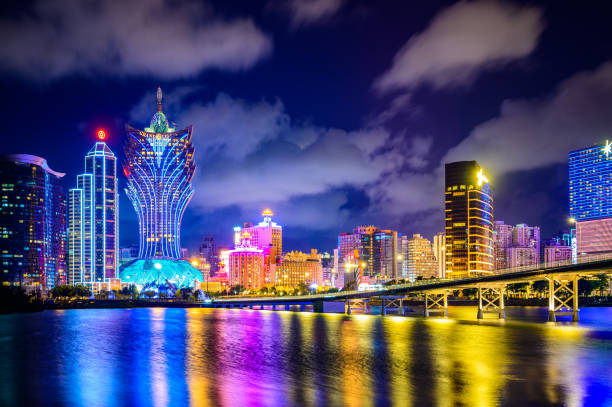 paesaggio urbano di macao di notte, tutti gli hotel e la torre sono colorati alleggerirsi con cielo blu, macao, cina. - macao foto e immagini stock