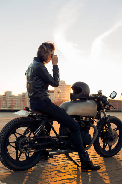 chica motociclista en moto caferacer. - motorcycle women helmet sensuality fotografías e imágenes de stock